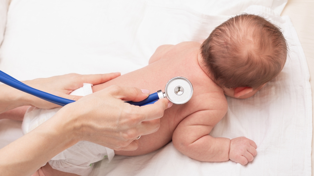 Cha mẹ cần đưa trẻ đến bệnh viện ngay khi thấy các dấu hiệu như sốt cao kéo dài, co giật