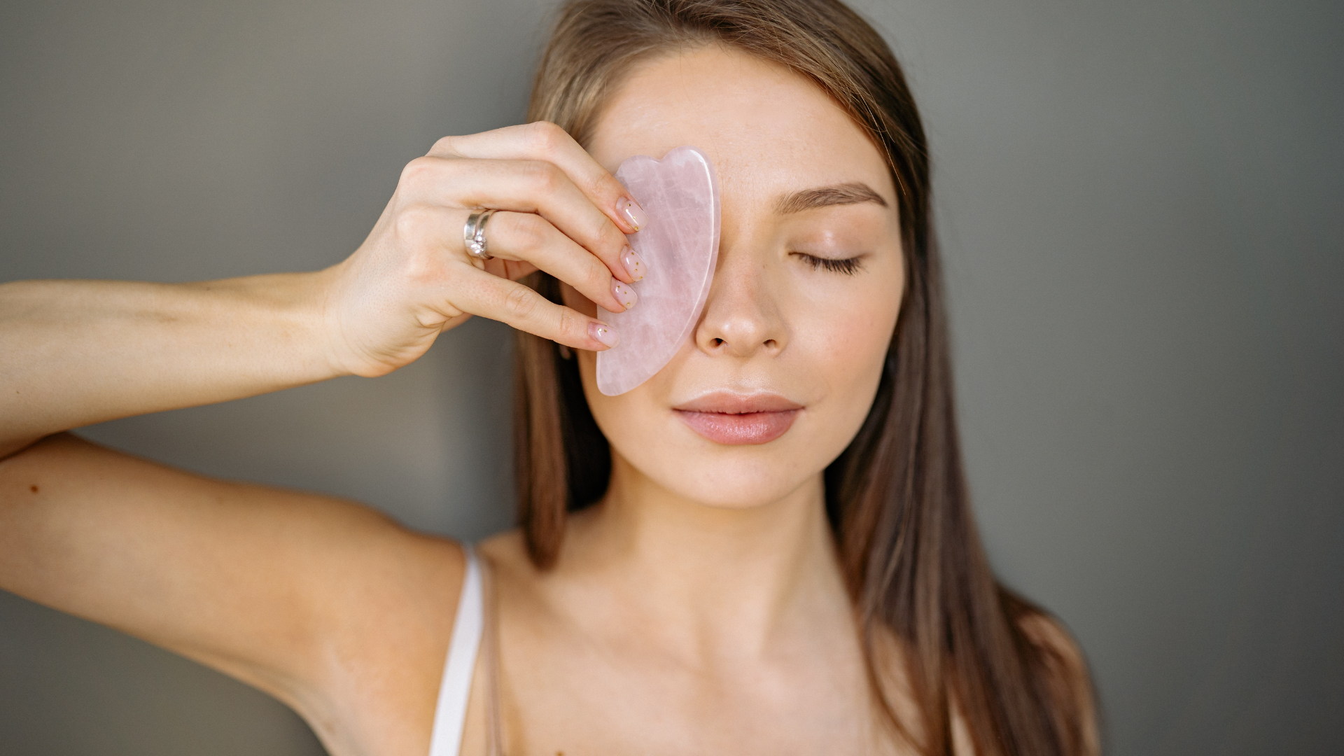 Chườm ấm, bảo vệ mắt và tập cơ mặt đúng kỹ thuật hỗ trợ quá trình tái tạo dây thần kinh và lấy lại cân đối khuôn mặt