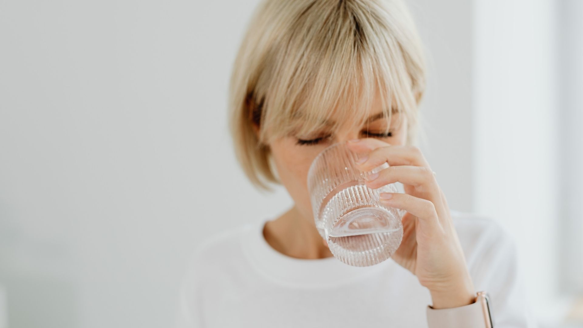 Uống đủ nước giúp thanh quản luôn ấm và ẩm