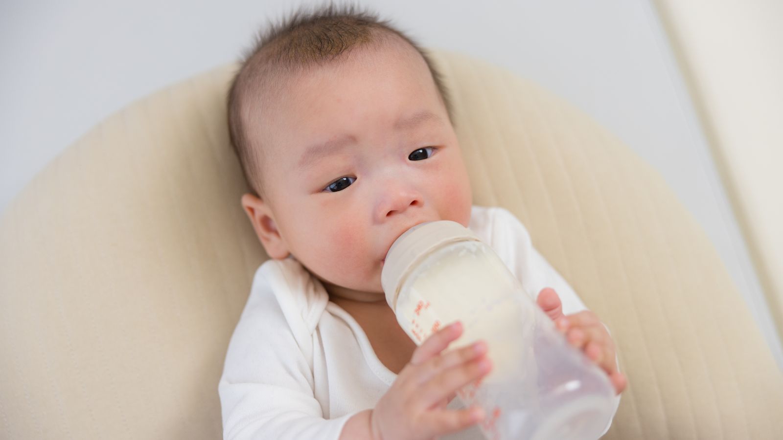 Bé bao nhiêu tháng uống được sữa bột pha sẵn là thắc mắc phổ biến của nhiều ba mẹ