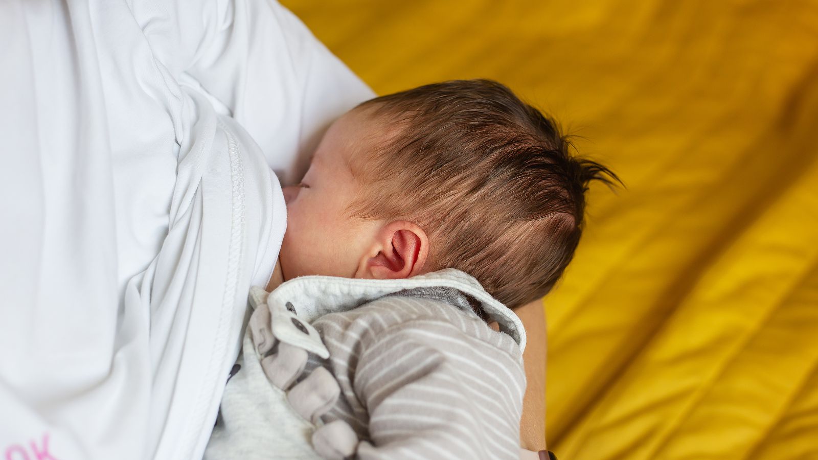 Sữa mẹ là giúp tăng cường miễn dịch, phát triển trí não và gắn kết tình cảm mẹ con