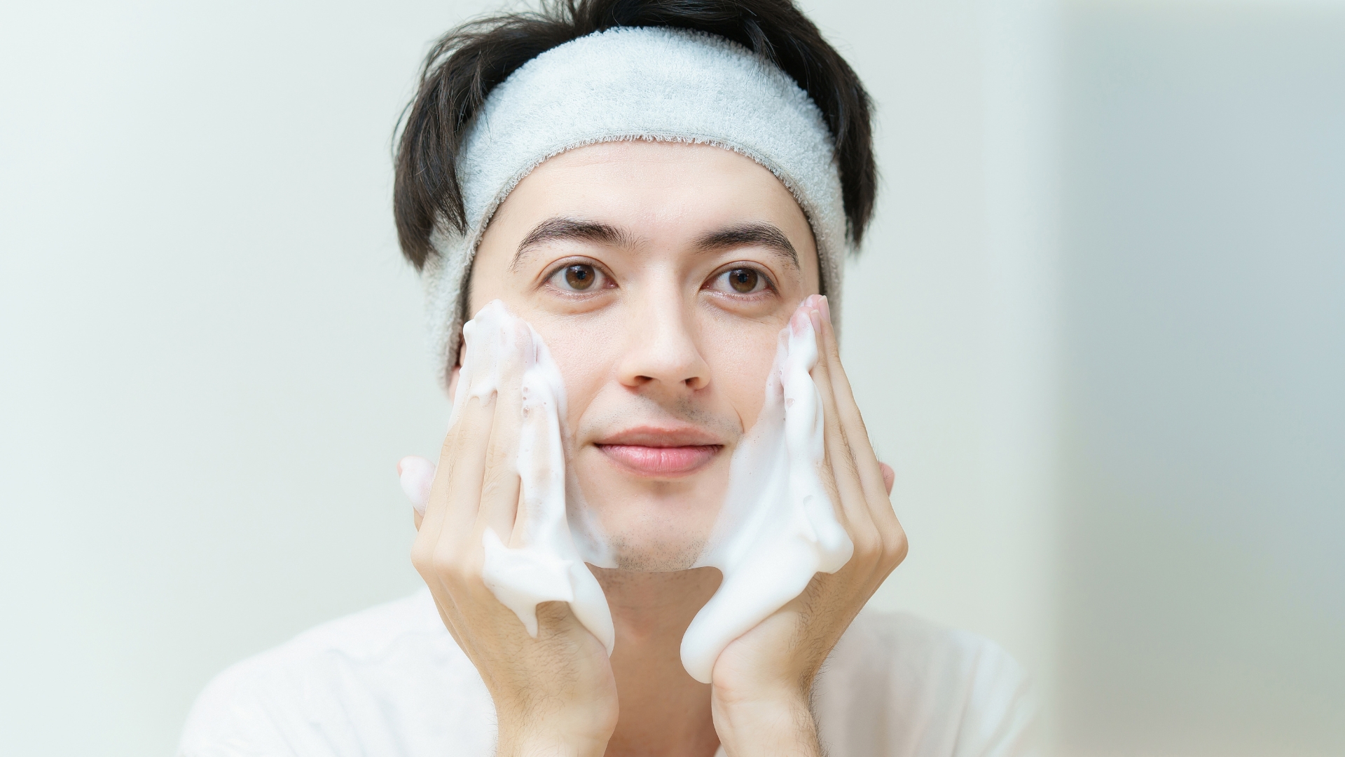 Làm sạch da đều đặn giúp hạn chế bít tắc và cải thiện bề mặt da