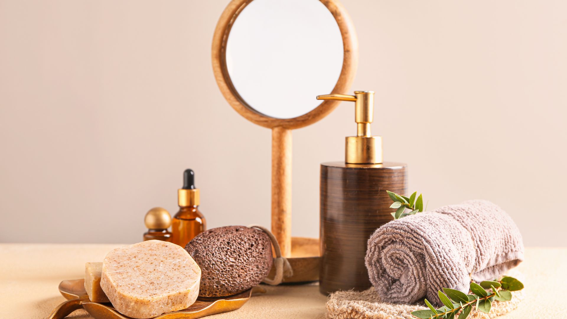 Rửa nhẹ nhàng mỗi ngày, tránh thụt rửa sâu âm đạo và không lạm dụng dung dịch vệ sinh có tính tẩy mạnh