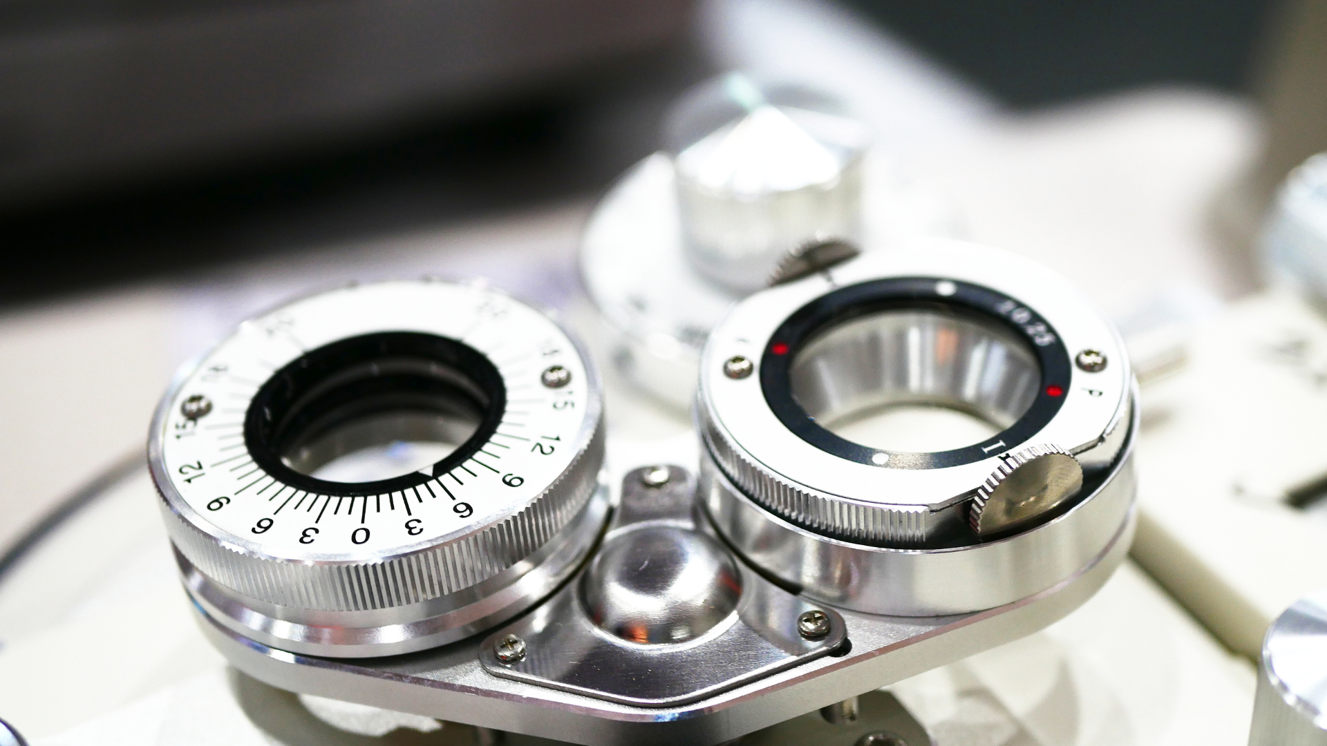 Việc sử dụng đều đặn giúp cải thiện loạn thị tạm thời