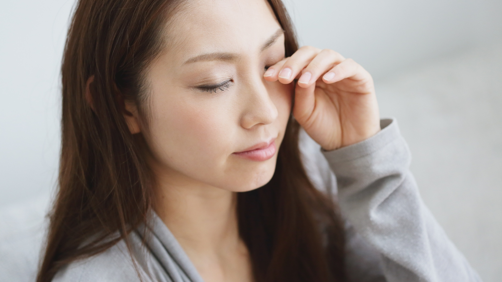 Xoa bóp nhẹ vùng quanh mắt giúp thúc đẩy tuần hoàn máu, giảm mỏi mắt và mang lại cảm giác dễ chịu