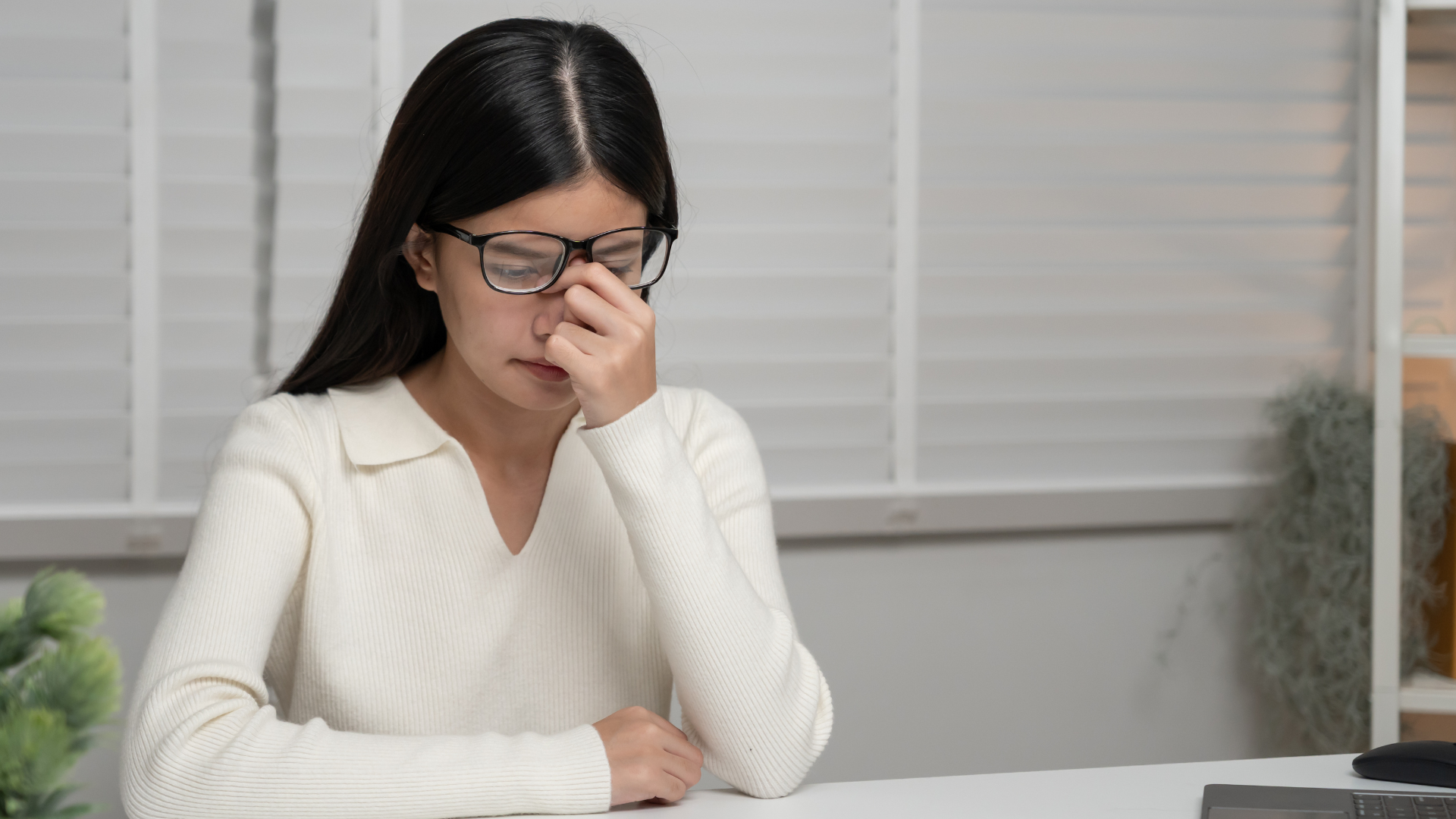 Ngoài việc sử dụng kính theo chỉ định, bạn cũng cần chú ý bảo vệ đôi mắt mỗi ngày