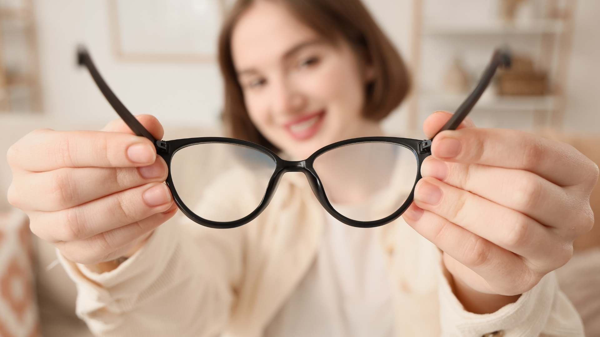 Kính gọng sử dụng tròng kính trụ để bù lại sự không đồng đều trong độ cong của giác mạc, giúp ánh sáng hội tụ đúng trên võng mạc