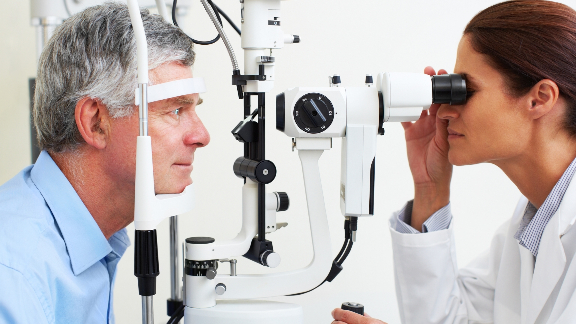 Trong quá trình khám mắt định kỳ, nếu bác sĩ phát hiện loạn thị ở mức độ ảnh hưởng chức năng thị giác, họ sẽ chỉ định điều trị phù hợp