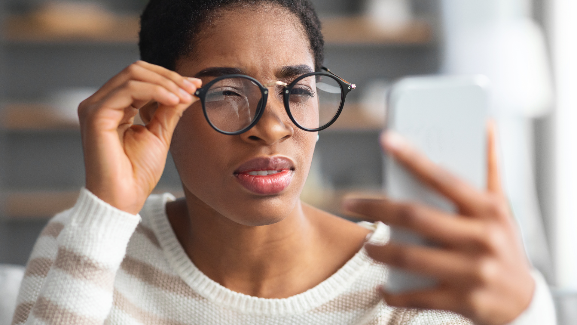 Việc đeo kính thường xuyên hay không nhìn chung không tác động trực tiếp đến việc tăng độ loạn thị