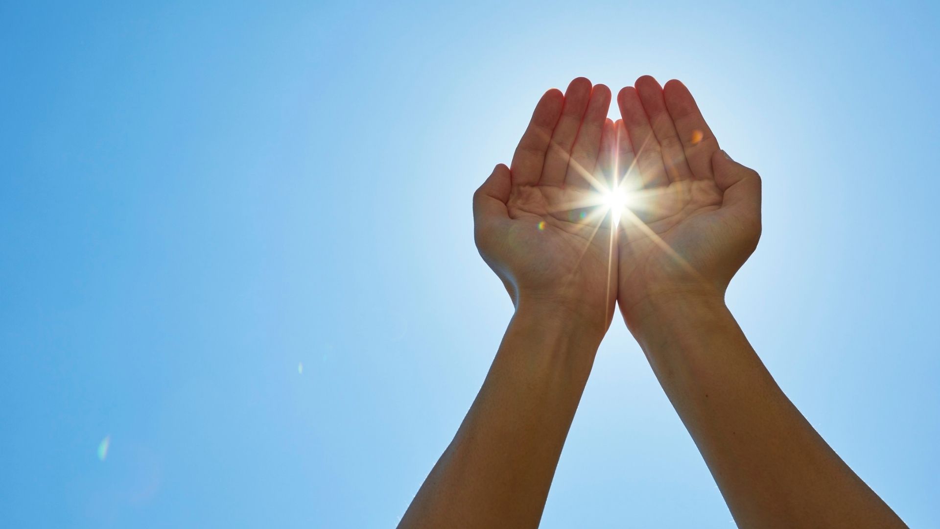 Tắm nắng giúp tăng cường hấp thu canxi cho xương chắc khỏe