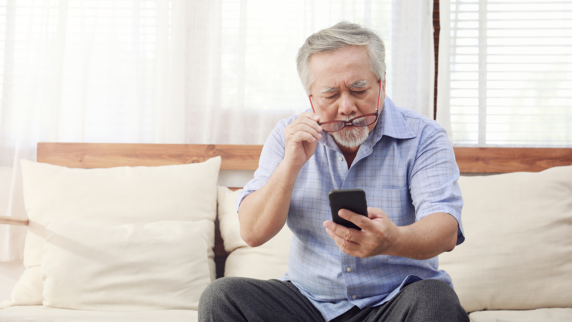 Ở người lớn tuổi, cấu trúc của mắt có thể thay đổi theo thời gian