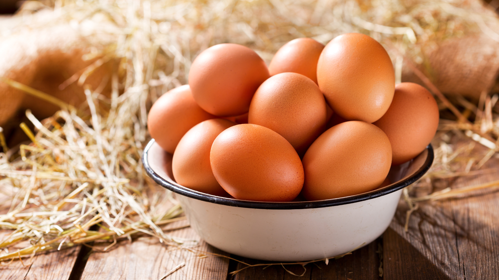 Ưu tiên trứng tươi có nguồn gốc rõ ràng, bảo quản lạnh, giữ vệ sinh tay khi chế biến thực phẩm