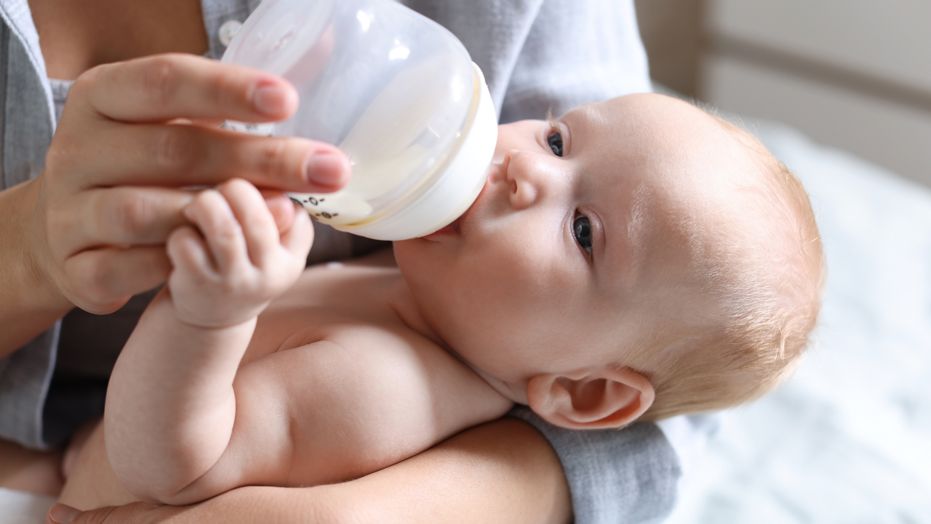 Chia lượng sữa theo cân nặng giúp trẻ bú đều trong ngày