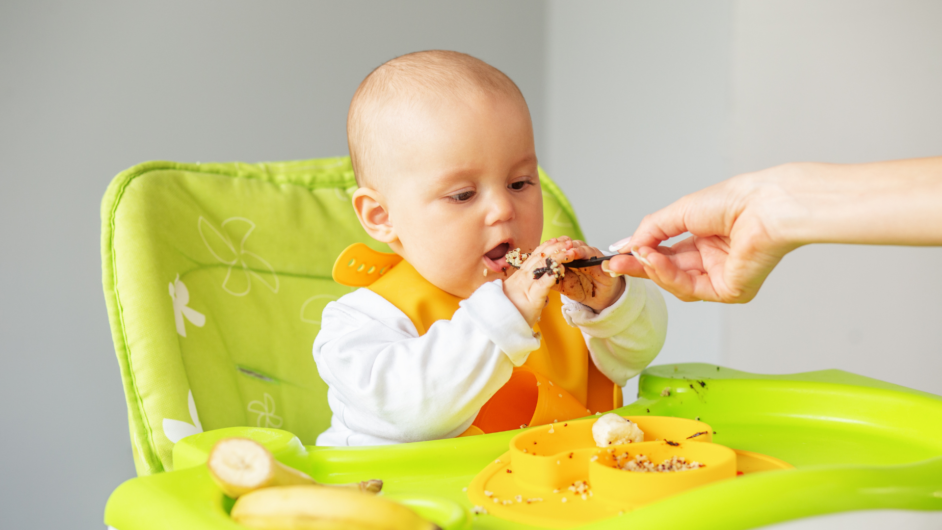 Nhiều bé không hứng thú với bữa ăn dặm thường do chưa sẵn sàng tiếp nhận thức ăn mới