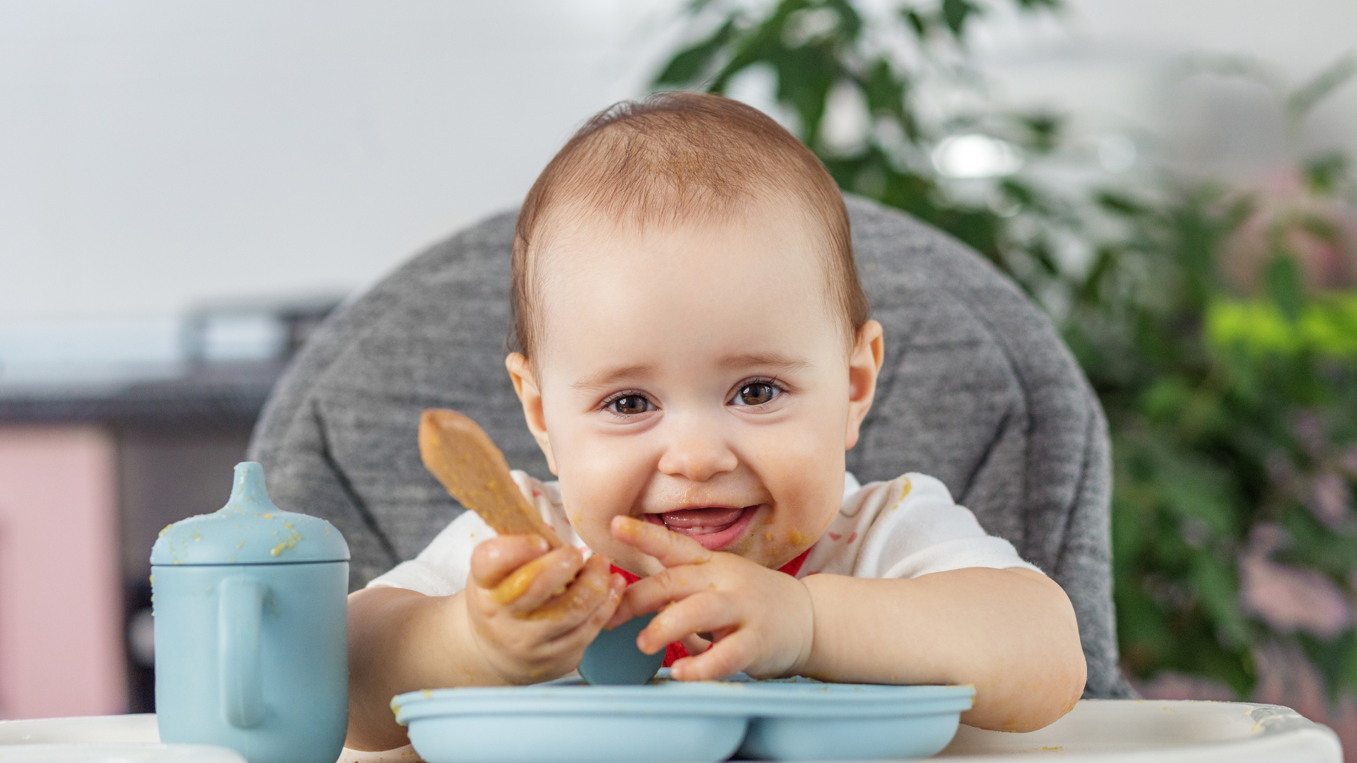 Tạo không khí thoải mái, không ép buộc, để bé tự khám phá thức ăn