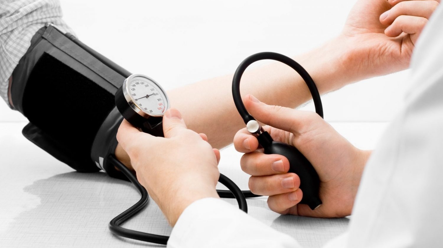 luu-y-khi-tiem-phong-cum-cho-nguoi-benh-mach-vanh-3 Cropped.jpg