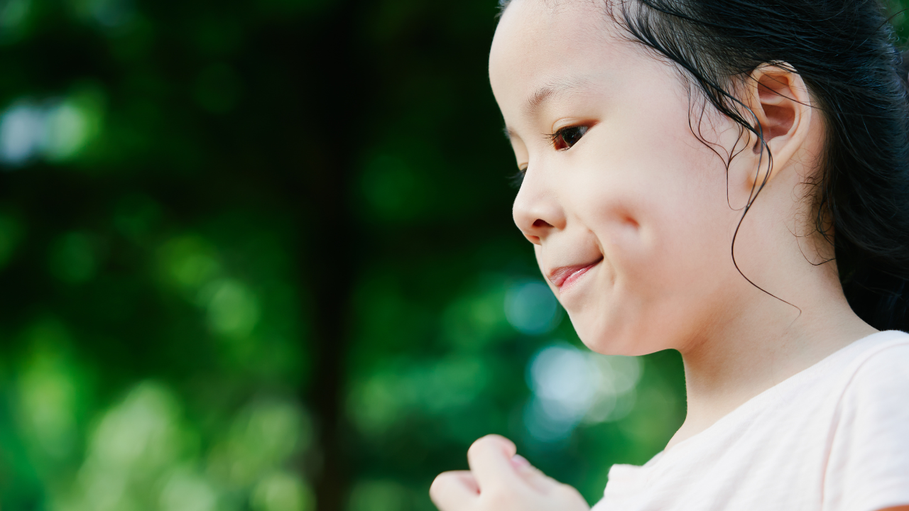 Một số người có lúm sâu, dễ nhận thấy khi cười