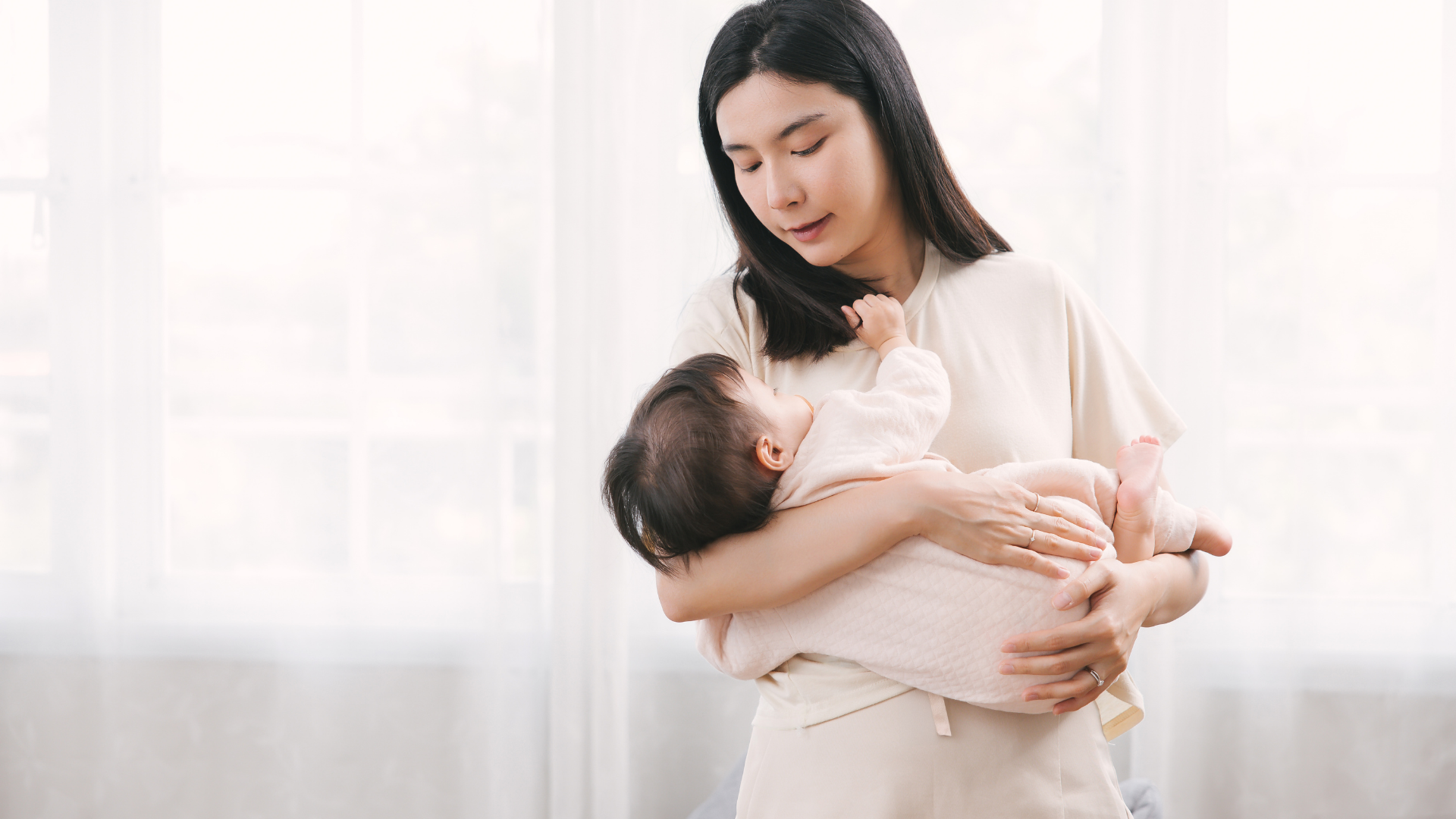 Bế ngửa là tư thế ru ngủ quen thuộc