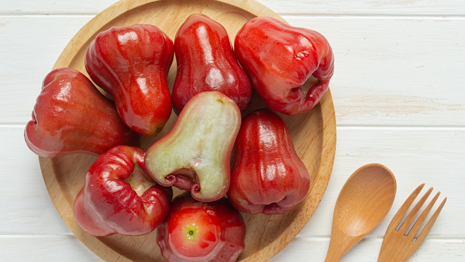 Mận chứa nhiều nước và đặc biệt giàu vi chất, phù hợp cho cả người muốn ăn lành mạnh