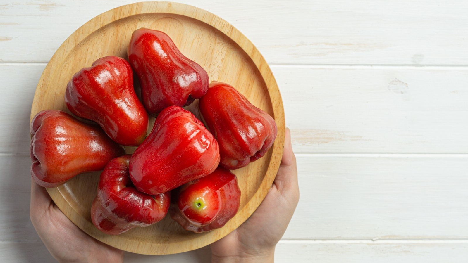 Mỗi lần chỉ nên ăn khoảng 200 - 300g mận tươi, tránh ăn quá nhiều