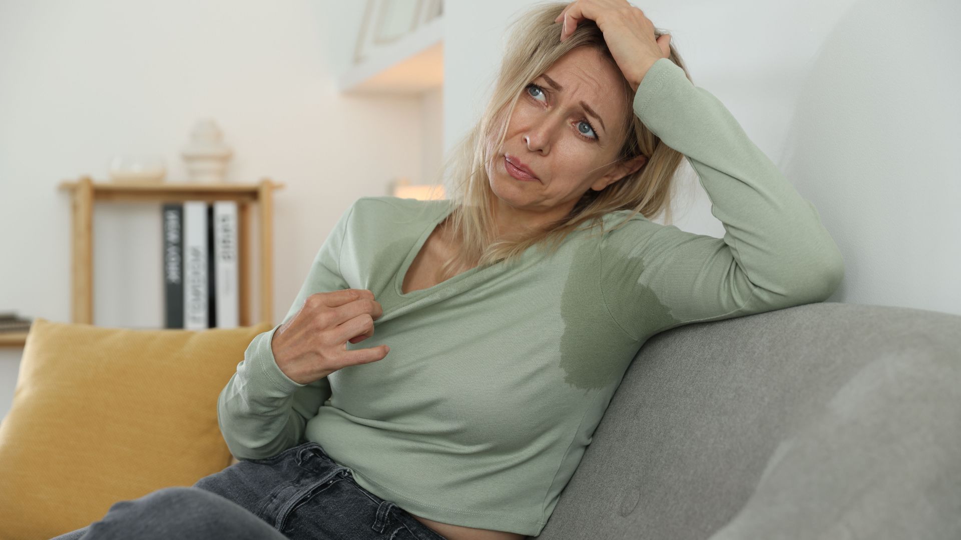 ãn kinh sớm liên quan đến sự suy giảm hormon estrogen và progesterone