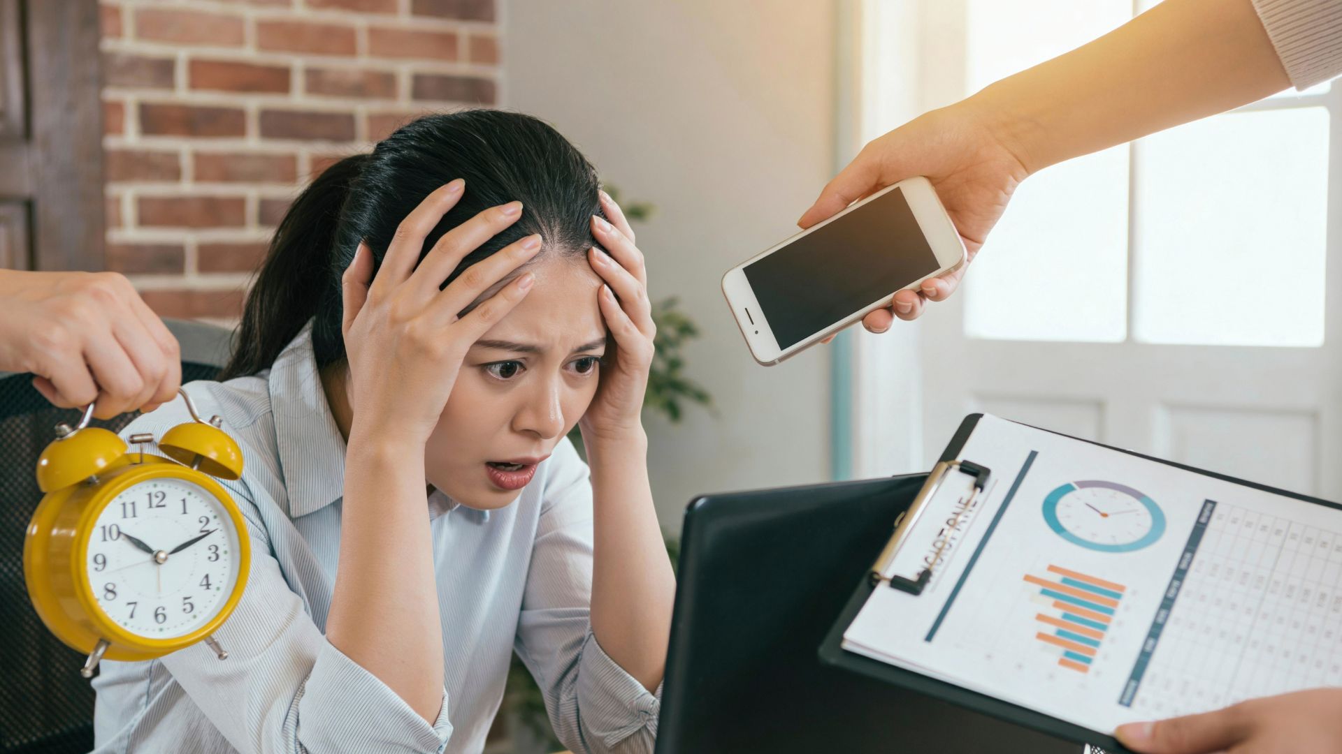 Căng thẳng và áp lực kéo dài là một nguyên nhân dẫn đến mãn kinh sớm ở người trẻ