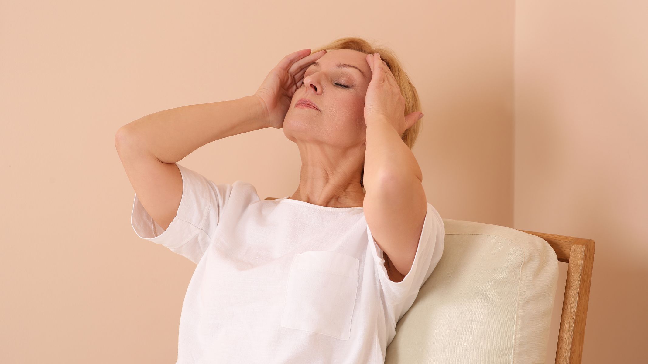 Nguyên nhân phổ biến nhất khiến phụ nữ sau mãn kinh xuất hiện khí hư là sự suy giảm nội tiết tố nữ