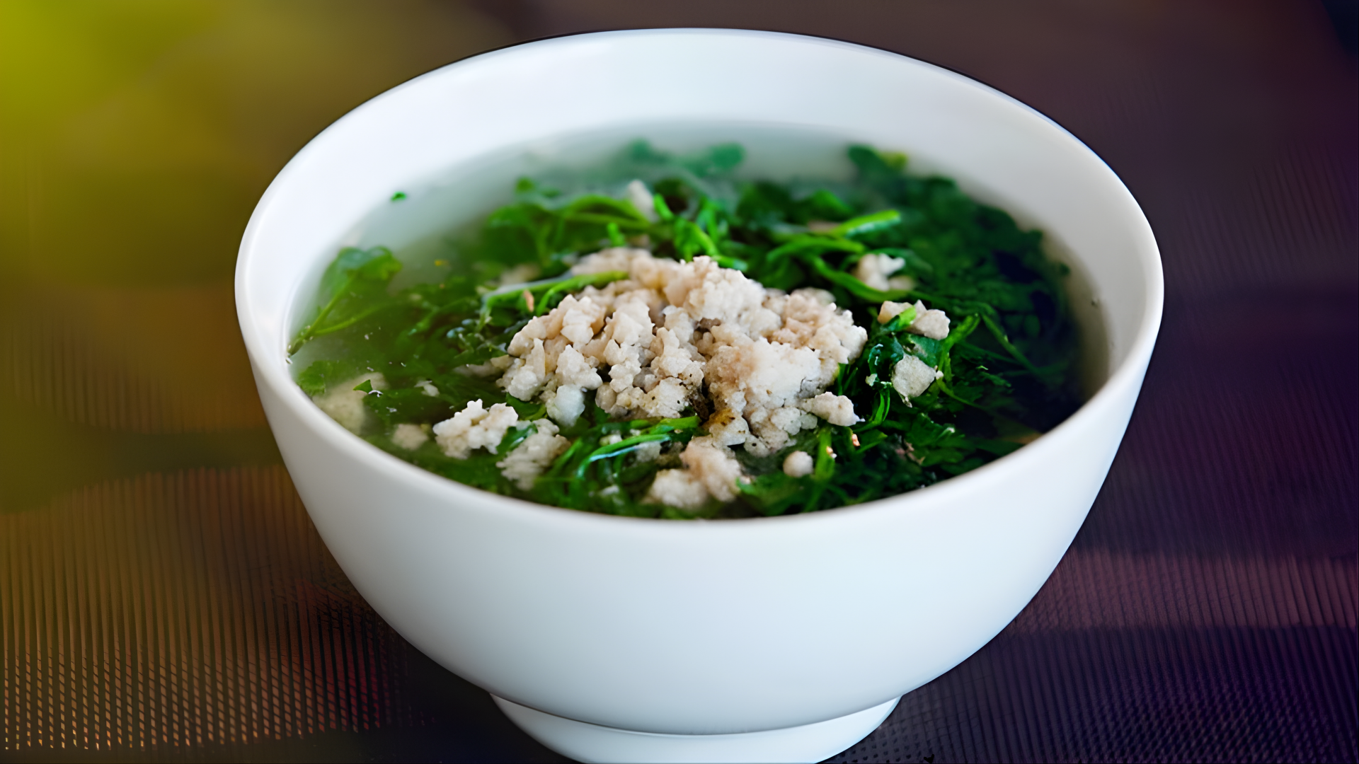 Xà lách xoong chứa một lượng folate tự nhiên, góp phần hỗ trợ sự phát triển tế bào và mô của cả mẹ và bé