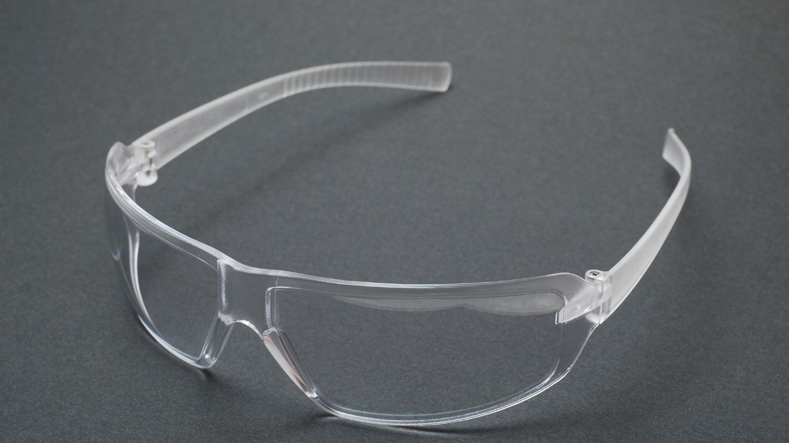 Đeo kính bảo hộ sẽ giúp giảm đáng kể nguy cơ chấn thương tại vùng mắt