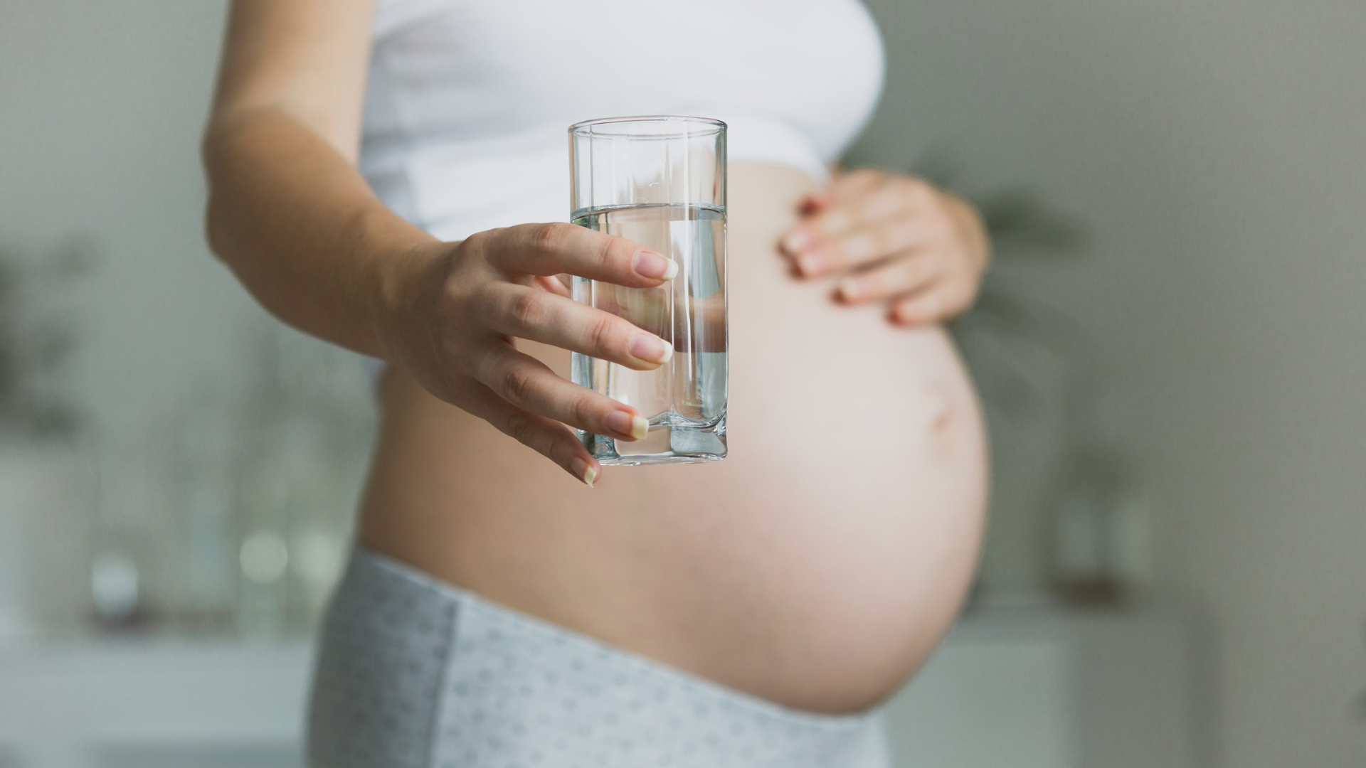 Uống nước đúng cách giúp mẹ bầu bớt tiểu đêm, nên chia nhỏ lượng nước và ưu tiên uống vào ban ngày