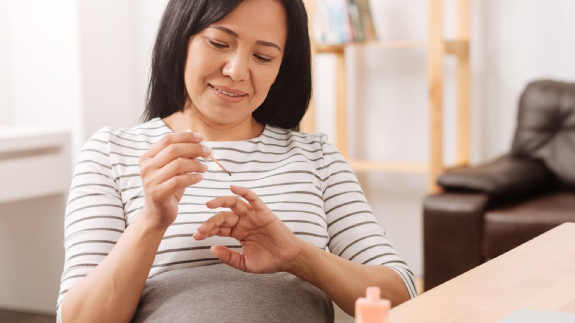 Mang thai 3 tháng đầu sơn móng tay được không? Có thể, nhưng mẹ bầu nên cẩn trọng môi trường và hóa chất