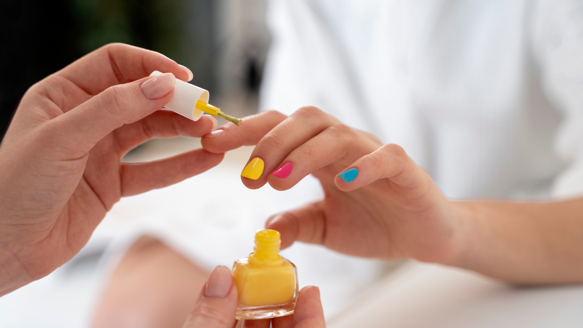 Không gian thoáng giúp giảm mùi hóa chất khi làm móng, hãy chọn nơi có quạt hút hoặc cửa sổ mở