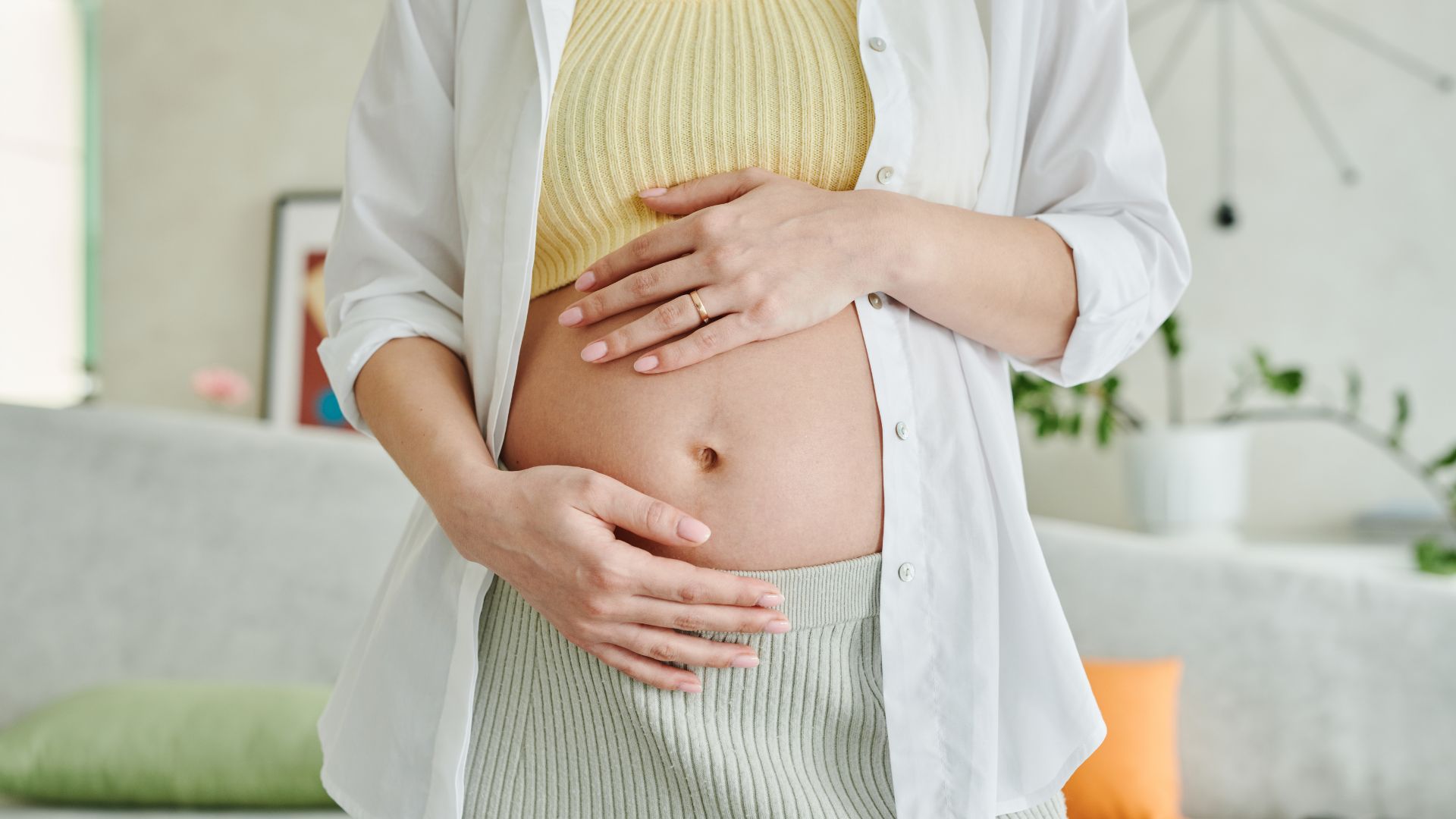 Mang thai có thể gây ra cho chị em cảm giác căng tức vùng bụng dưới