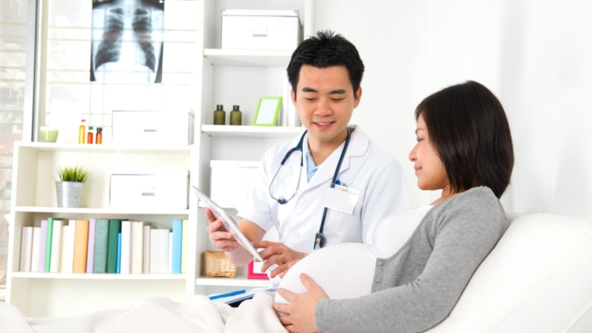 Mẹ bầu cần đến cơ sở y tế để theo dõi nếu xuất hiện tình trạng ra nhầy hồng