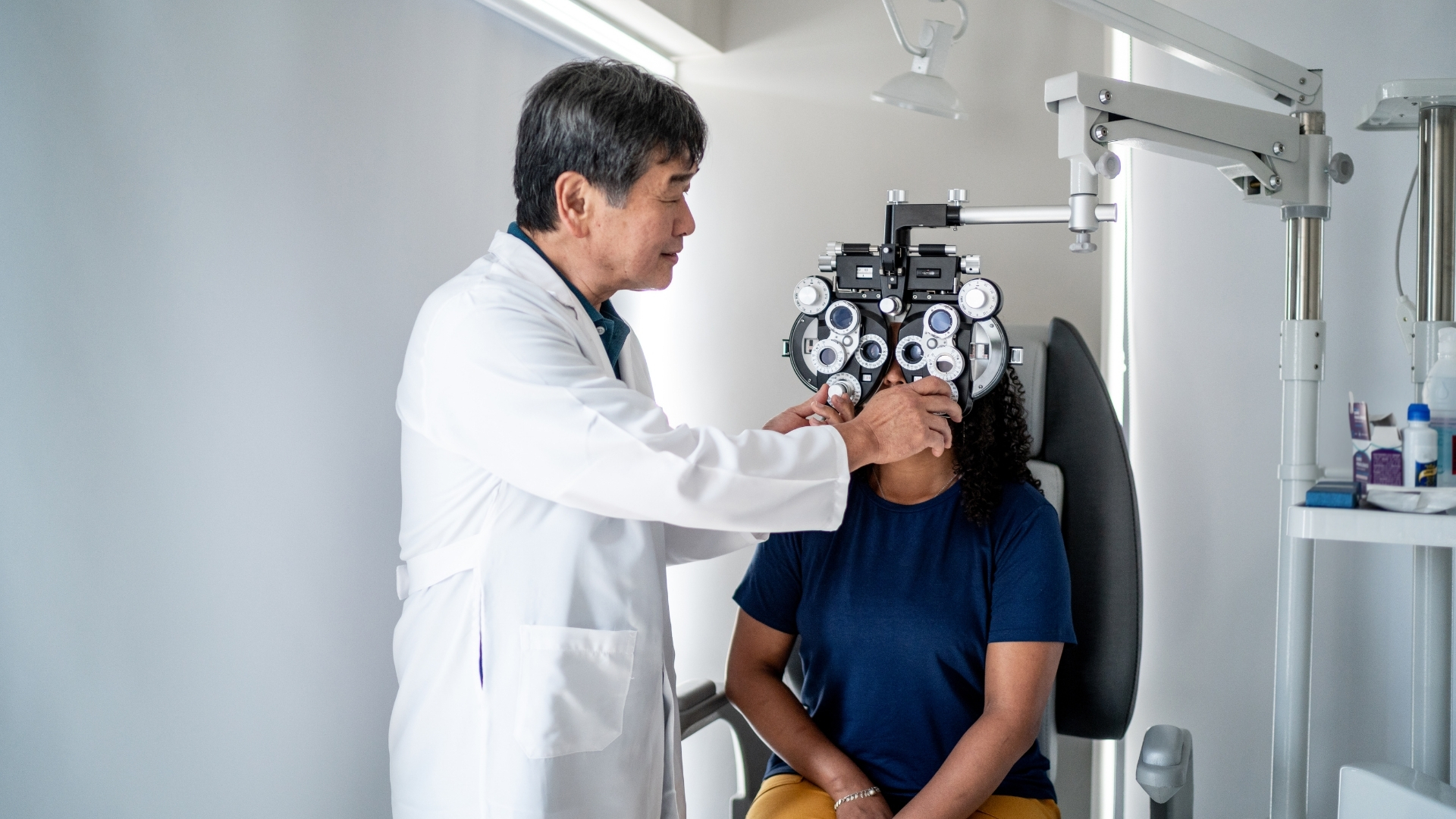 Khám mắt ít nhất mỗi 6 - 12 tháng giúp phát hiện sớm các vấn đề về thị lực hoặc bệnh lý