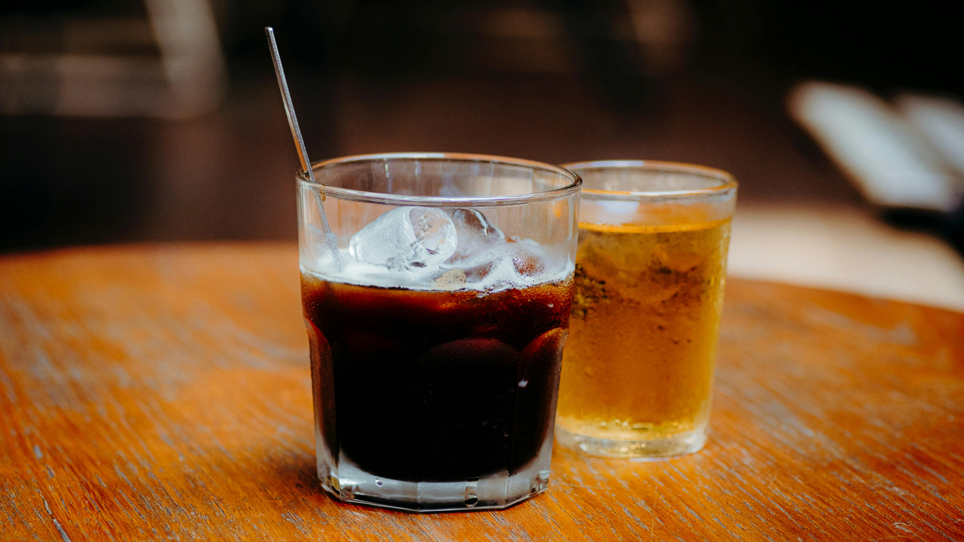 Uống cà phê hay trà lúc chiều tối có thể khiến giấc ngủ kém chất lượng