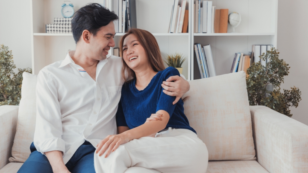 Trò chuyện và âu yếm trước, sau quan hệ giúp giảm căng thẳng, tạo thư giãn để dễ ngủ hơn