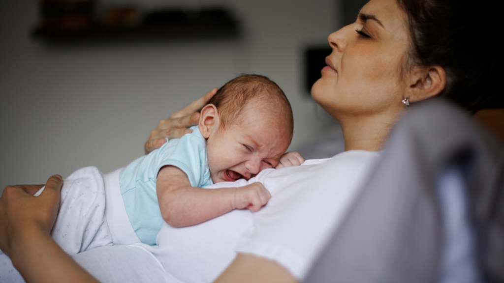 Trẻ hay thức đêm bú khiến mẹ khó ngủ sâu và thiếu ngủ
