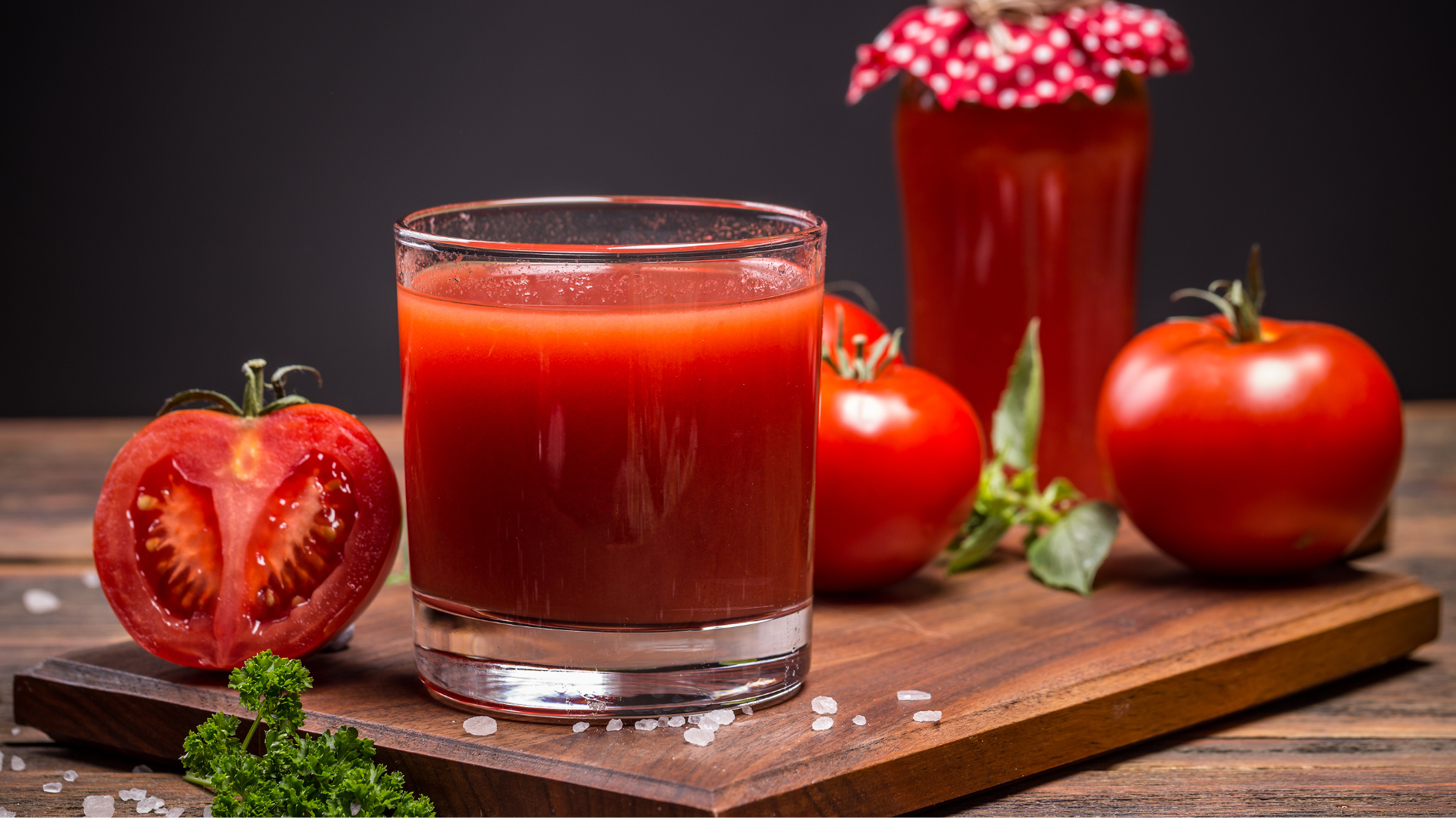 Mất ngủ uống nước ép gì? Nước ép cà chua giúp cải thiện giấc ngủ và làm đẹp da