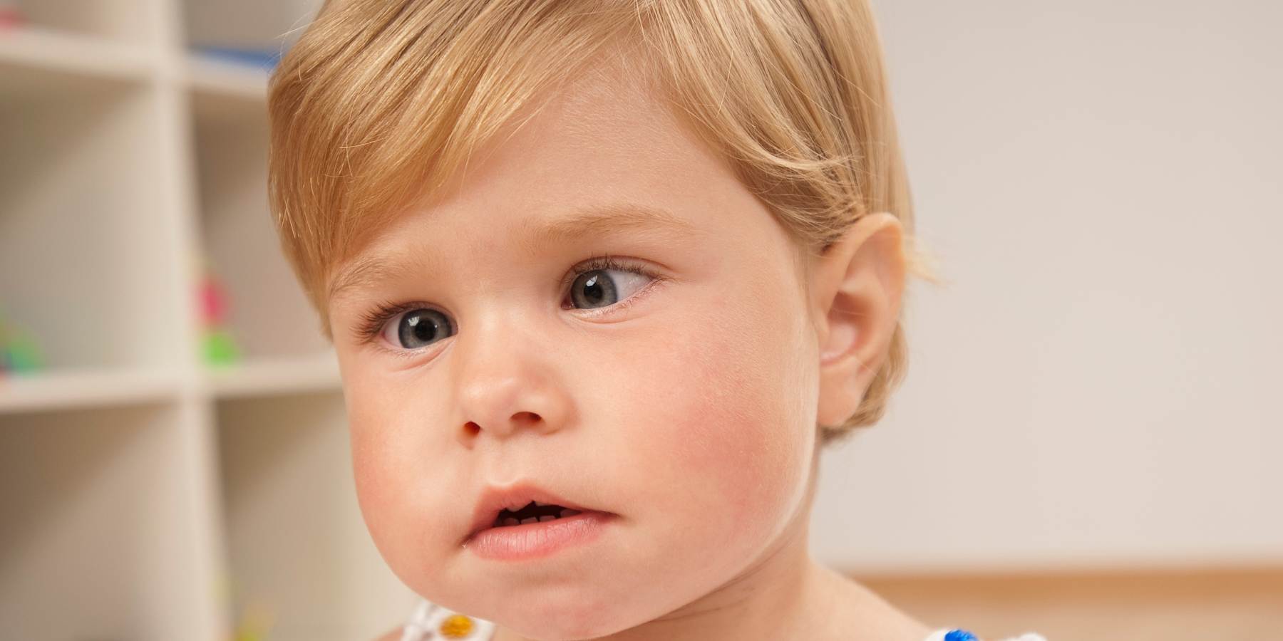 Yếu tố cản trở như lác mắt khiến đường dẫn truyền từ mắt lên não bị gián đoạn, gây nhược thị