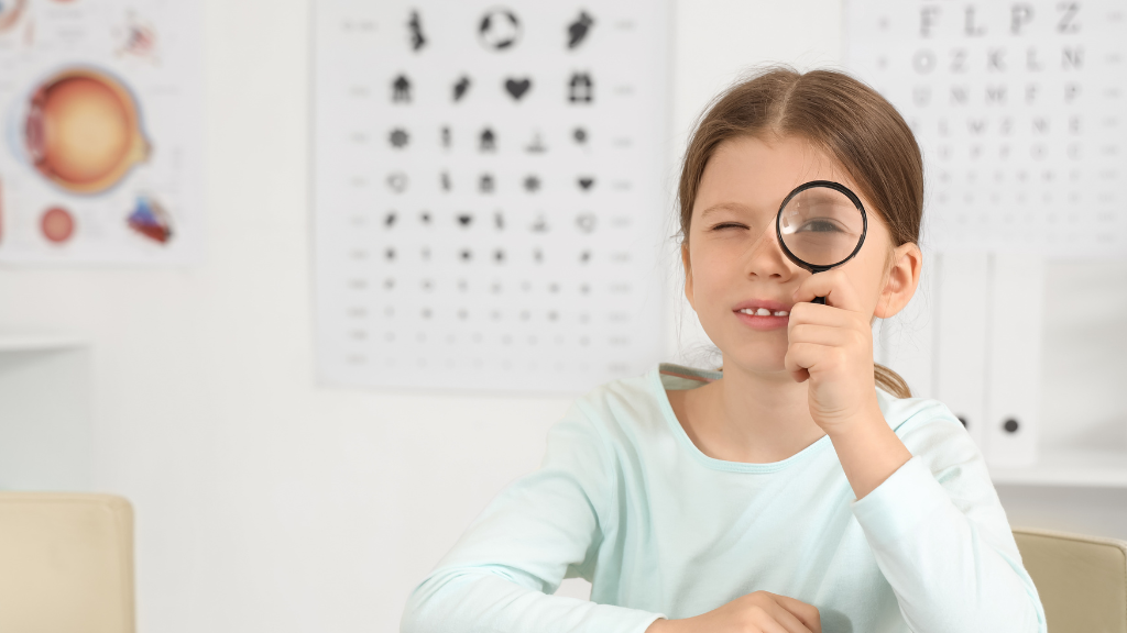 Trẻ nên được kiểm tra mắt từ sớm, đặc biệt trong giai đoạn trước khi đi học