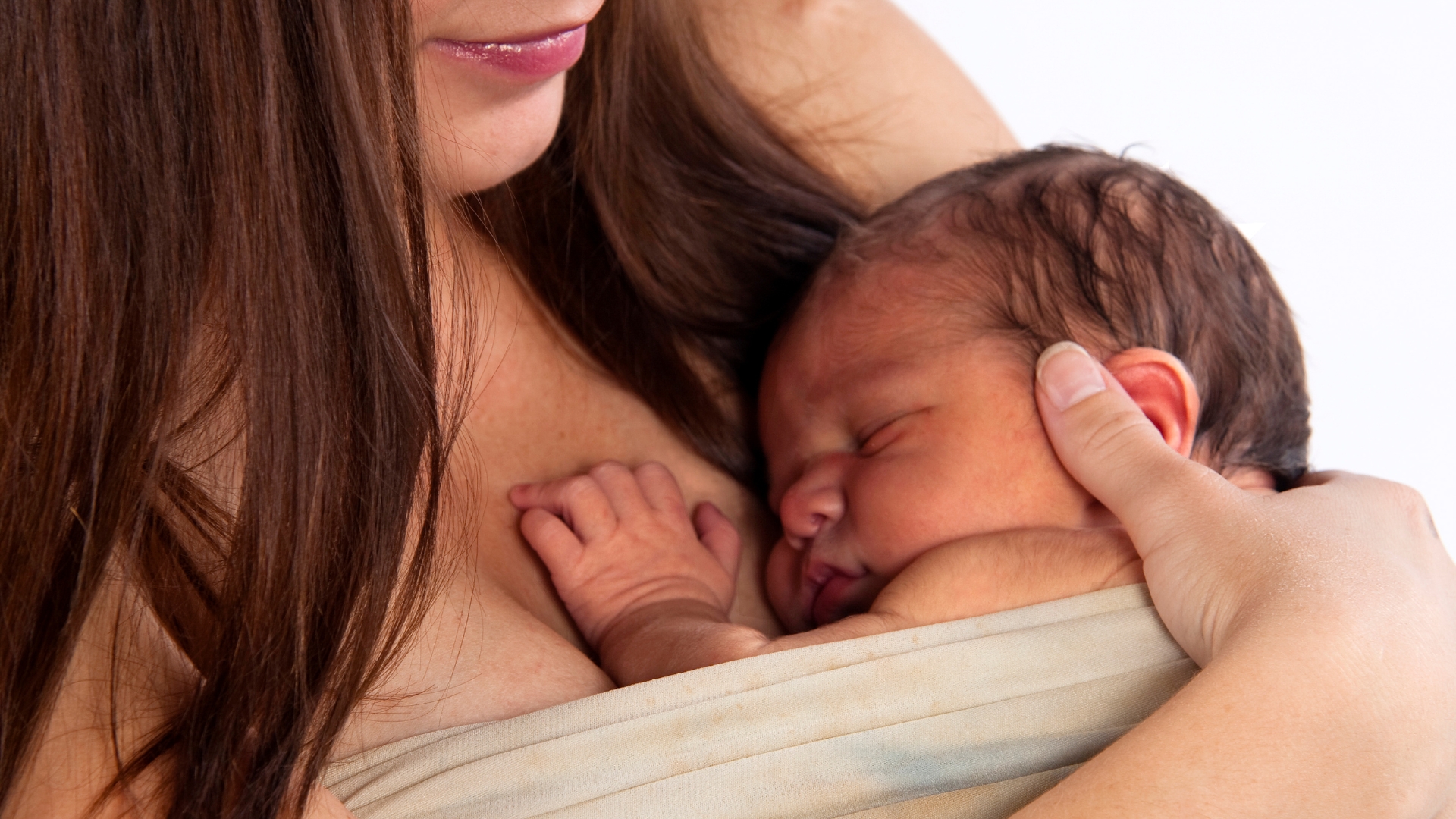 Tiếp xúc trực tiếp giữa mẹ và bé có thể kích thích hormone oxytocin, giúp hỗ trợ phản xạ xuống sữa và thúc đẩy quá trình tiết sữa tự nhiên