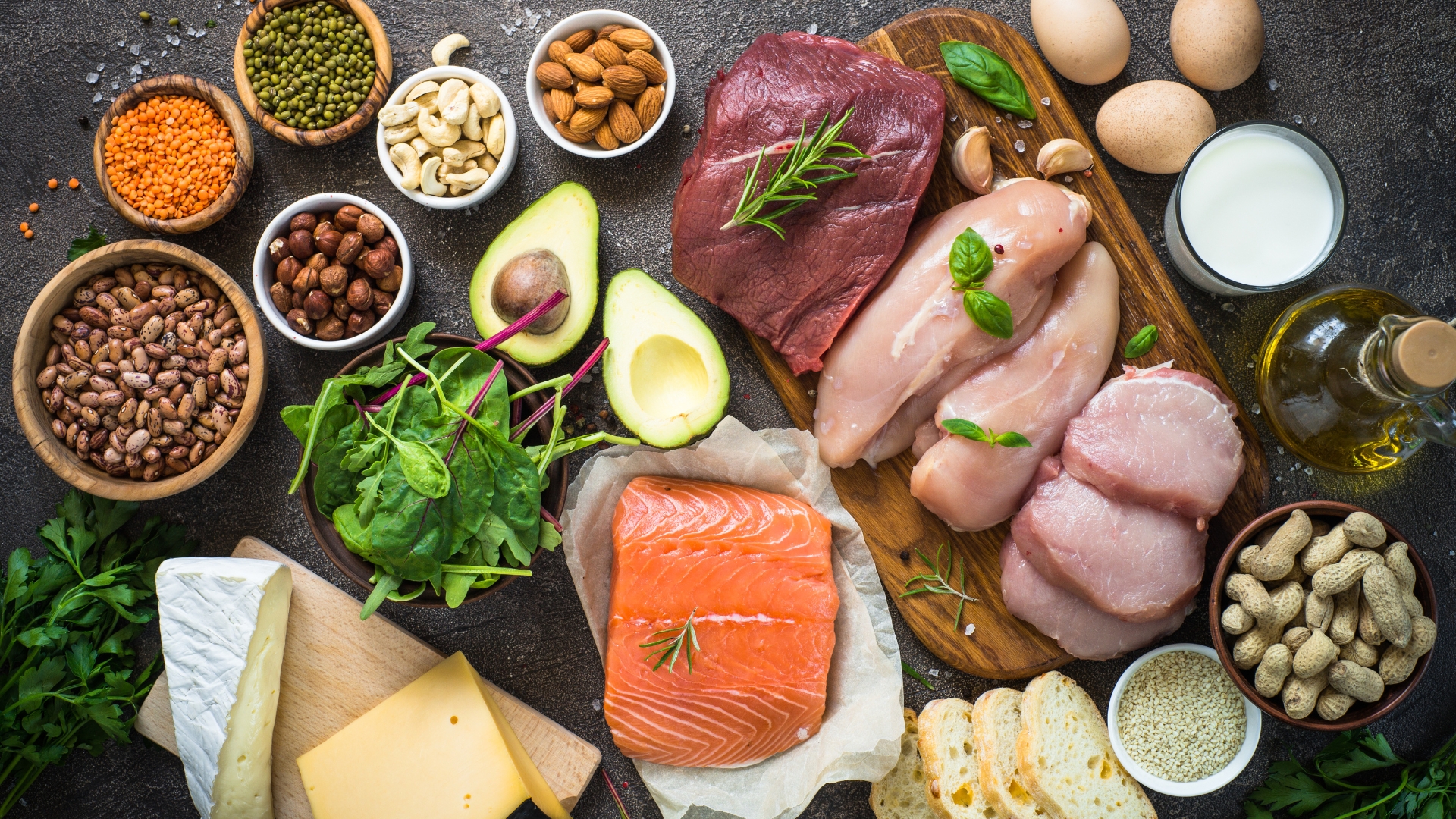 Một chế độ ăn đầy đủ dưỡng chất cùng với việc nghỉ ngơi hợp lý sẽ giúp cơ thể có đủ năng lượng để sản xuất sữa