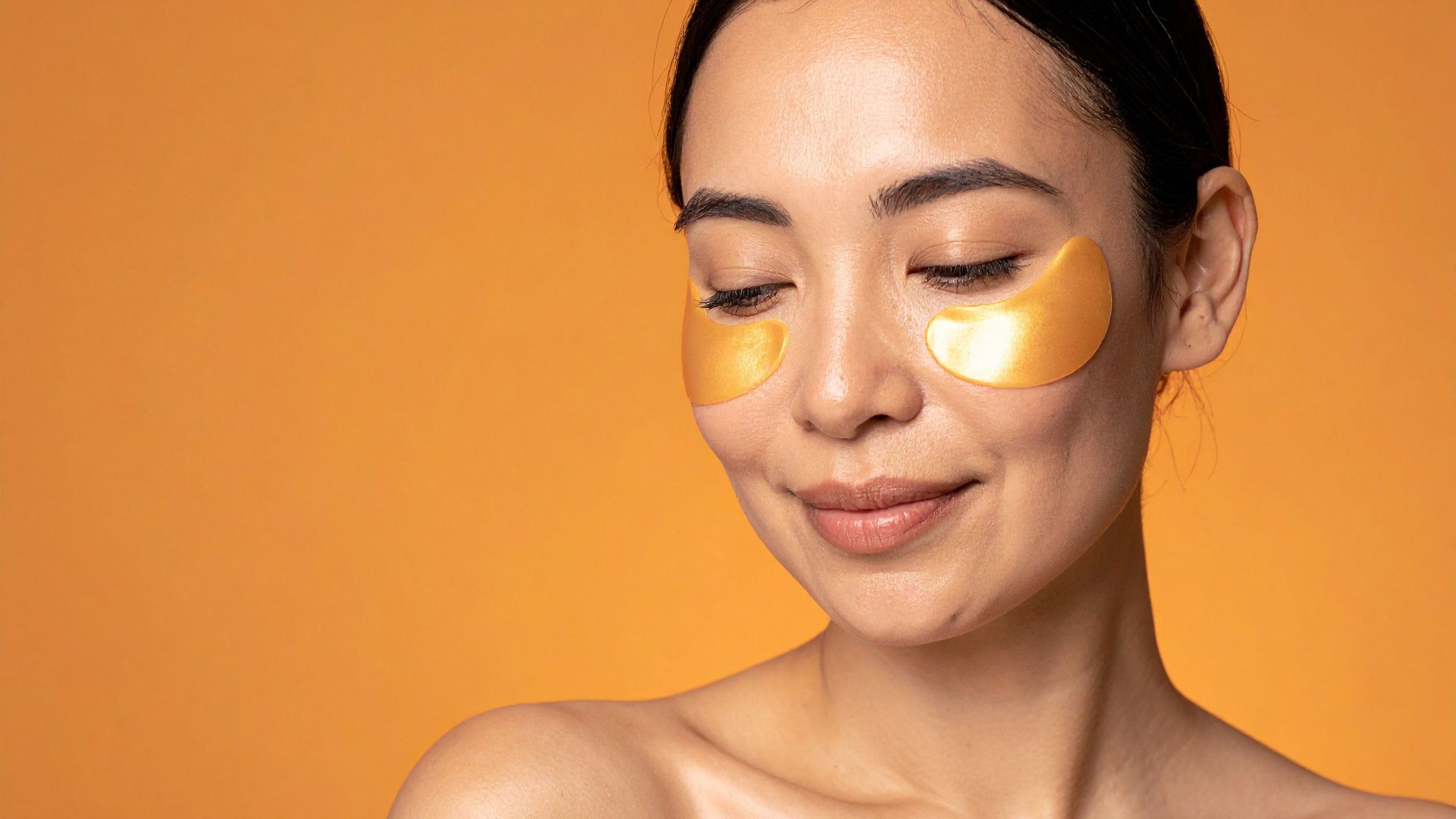 Sử dụng kem trị thâm quầng mắt có chứa các hoạt chất như retinol, vitamin C, niacinamide, peptide hoặc caffeine giúp cải thiện sắc tố và cấu trúc da