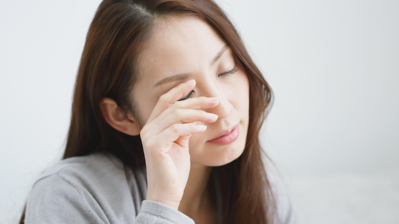 Mắt tự nhiên bị đỏ 1 bên không đau do đâu? 4
