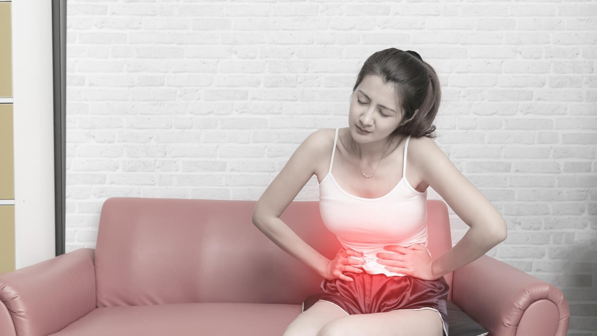 Trong trường hợp phụ nữ đã thụ thai thành công, máu ra nhiều kèm chất nhầy và đau bụng dưới có thể cảnh báo nguy cơ dọa sảy thai hoặc thai ngoài tử cung