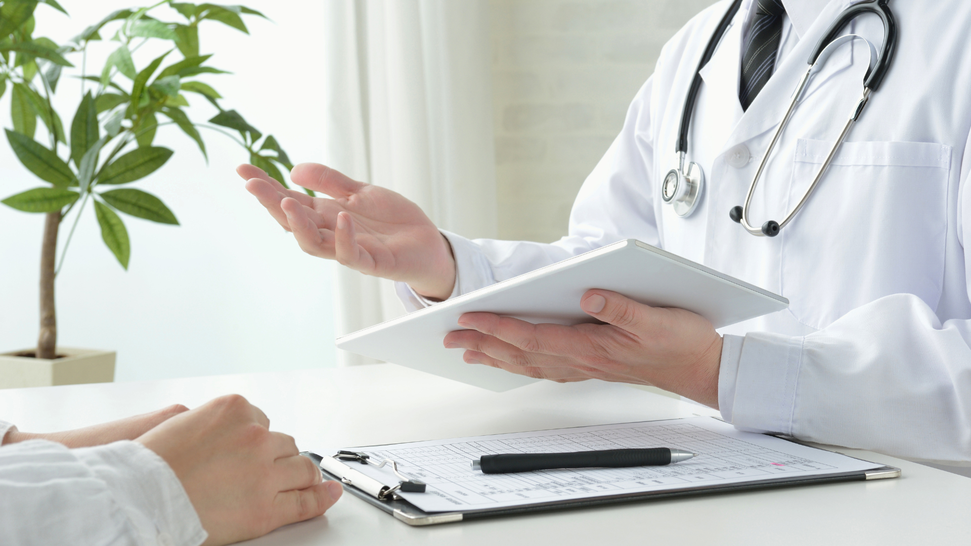 bạn nên chủ động đến cơ sở y tế để được thăm khám