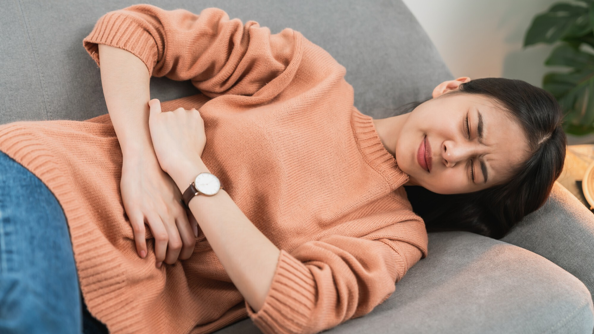 Các dấu hiệu bất thường có thể là cảnh báo tình trạng thai ngoài tử cung gây chảy máu đột ngột và đau dữ dội