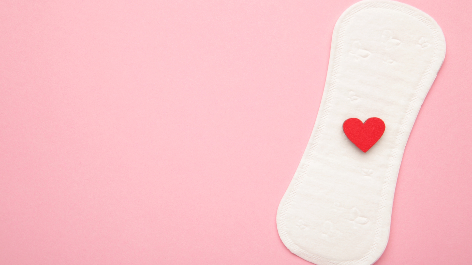 Máu báo thai có thể có màu hồng nhạt, nâu hoặc đỏ nhạt, thường không tươi như máu kinh