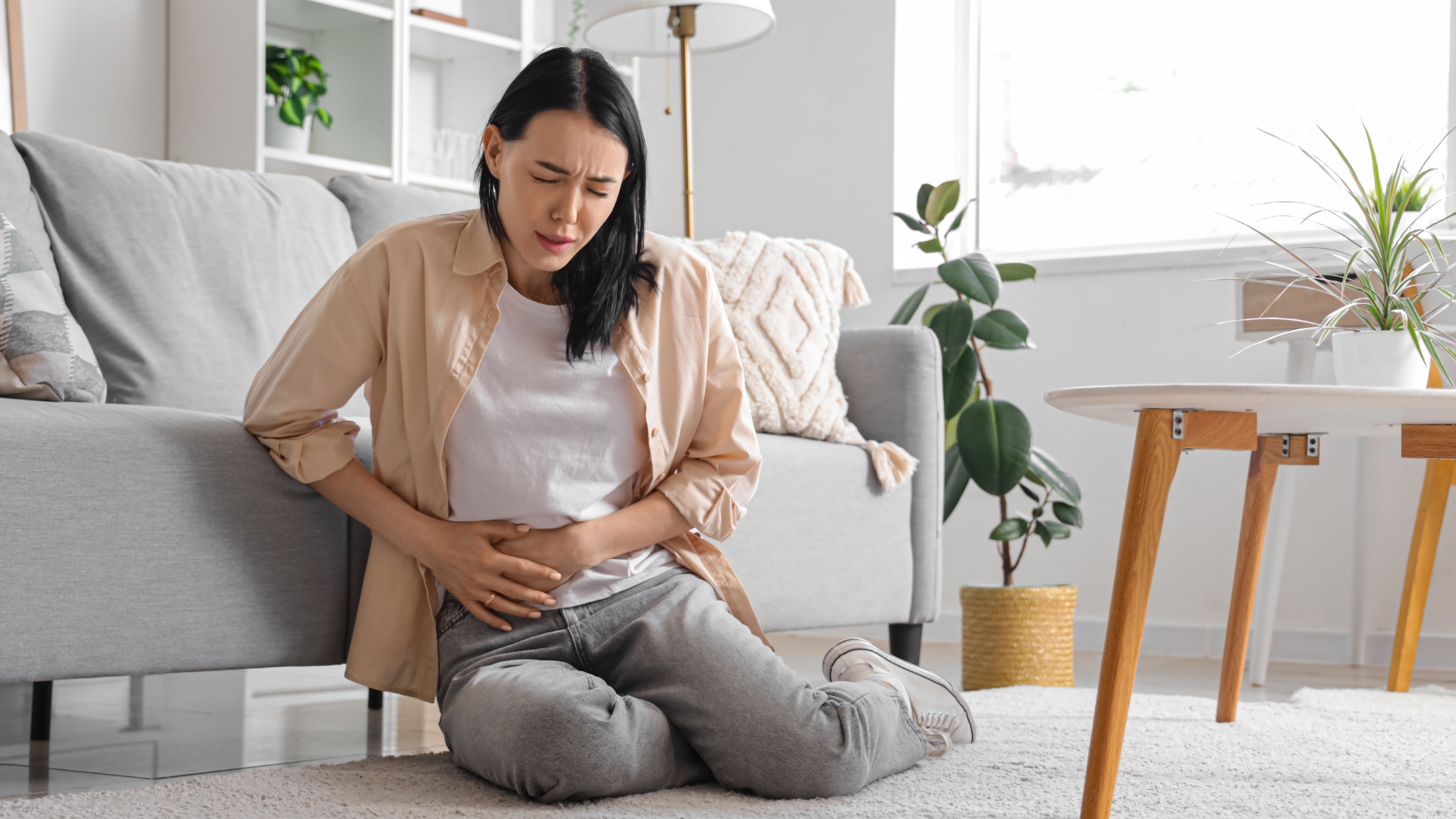 Đau bụng từng cơn, đau quặn vùng hạ vị hoặc lan sang một bên có thể liên quan đến hiện tượng thai ngoài tử cung